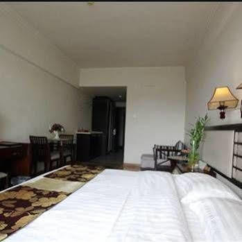 Green Bamboo Hotel Гуйлинь Экстерьер фото